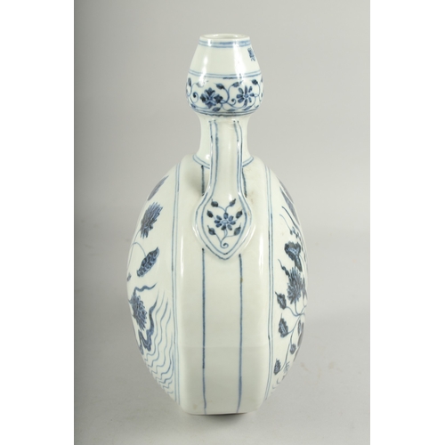 494 - A CHINESE BLUE AND WHITE PORCELAIN TWIN HANDLE MOON FLASK, 31cm high.