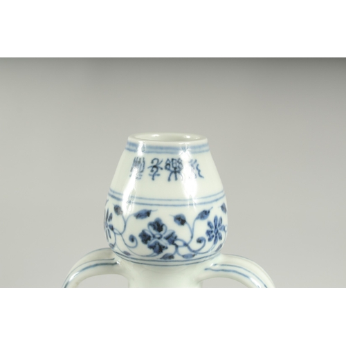 494 - A CHINESE BLUE AND WHITE PORCELAIN TWIN HANDLE MOON FLASK, 31cm high.