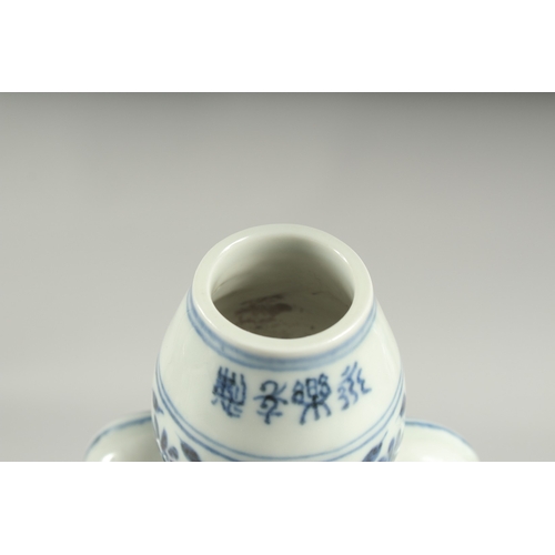 494 - A CHINESE BLUE AND WHITE PORCELAIN TWIN HANDLE MOON FLASK, 31cm high.