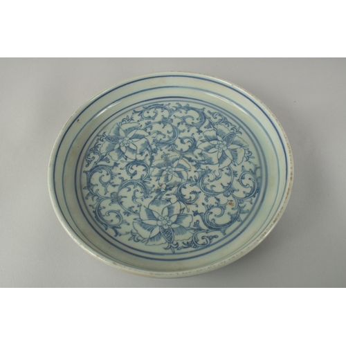 57 - A LATE 19TH CENTURY CHINESE BLUE AND WHITE PORCELAIN DISH, painted with floral motifs, 19cm diameter... 