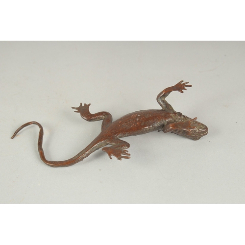 73 - A JAPANESE BRONZE OKIMONO OF A LIZARD, with mark to underside, 15cm long.