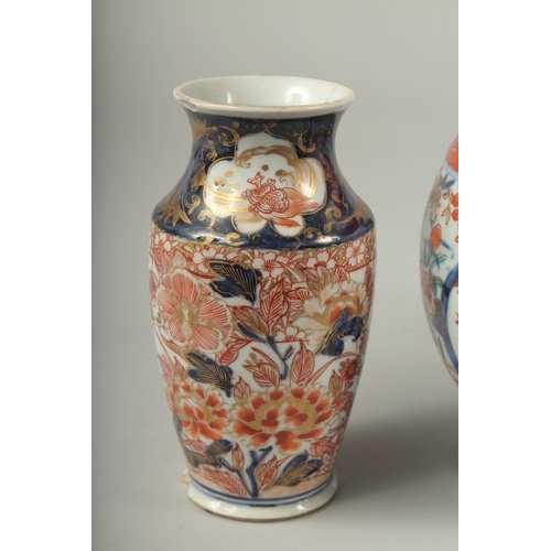 95 - A PAIR OF JAPANESE IMARI PORCELAIN VASES, together with a pair of smaller vases, larger pair 22cm hi... 