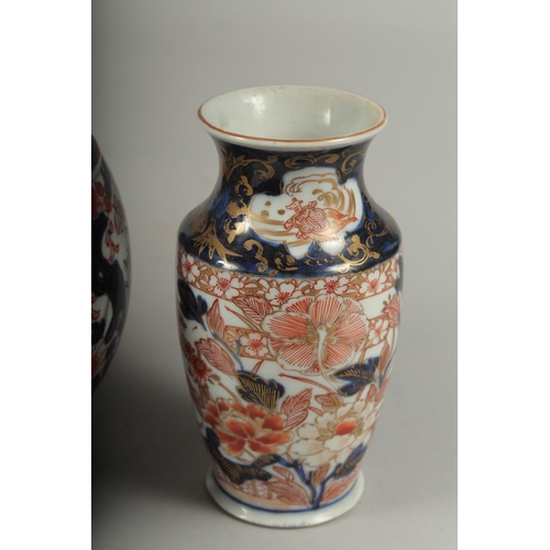 95 - A PAIR OF JAPANESE IMARI PORCELAIN VASES, together with a pair of smaller vases, larger pair 22cm hi... 