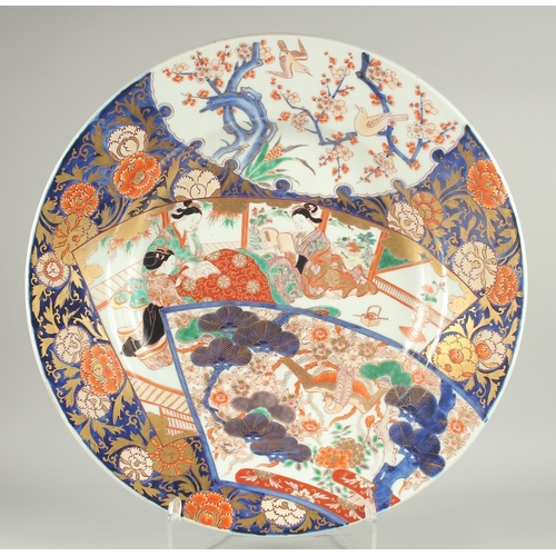 96 - A LARGE 19TH CENTURY JAPANESE IMARI PORCELAIN CHARGER, enamel painted with a scene of seated female ... 