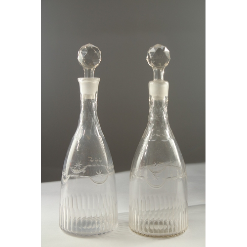 1041 - A PAIR OF GEORGIAN ENGRAVED DECANTER AND STOPPER.