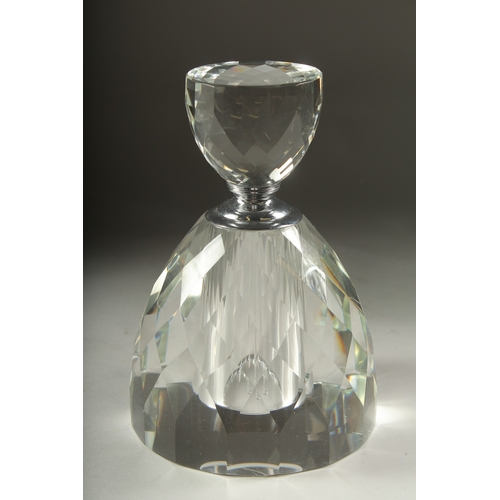 1044 - A LARGE HEAVY SLICE CUT PERFUME BOTTLE AND STOPPER.