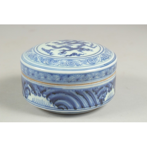 1080 - A CHINESE BLUE AND WHITE CIRCULAR DRAGON BOX AND COVER ,six character mark.  5ins diameter.