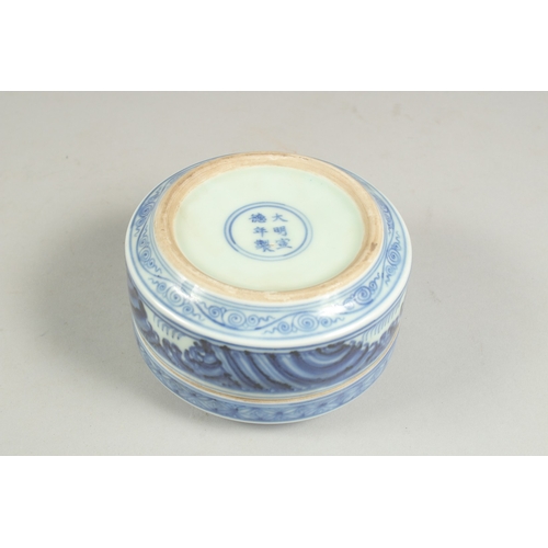 1080 - A CHINESE BLUE AND WHITE CIRCULAR DRAGON BOX AND COVER ,six character mark.  5ins diameter.