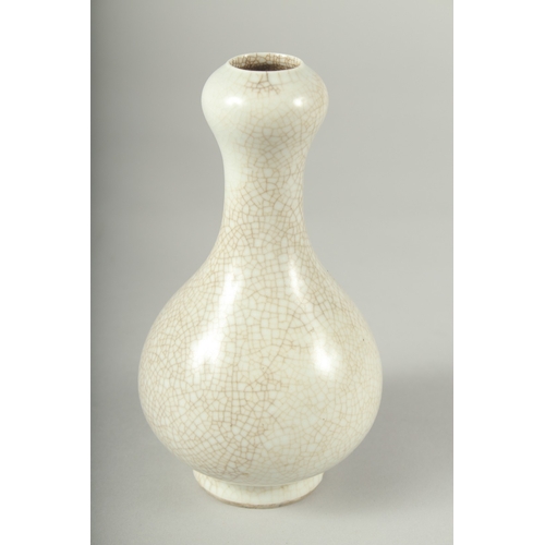 1094 - A SMALL CHINESE CRACKLE GLAZE VASE.  6.5ins high.