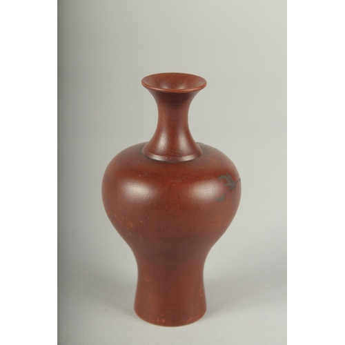 1096 - A SMALL CHINESE POTTERY VASE.