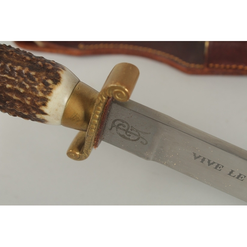 1176 - A GERMAN KNIFE with engraved, 8.5ins blade. VIVE LE ROX ET SES CHASSEURS with bone handle, in a leat... 