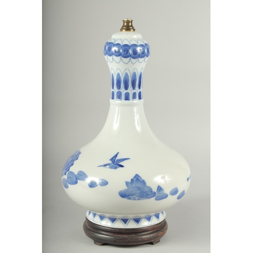 1235 - A BLUE AND WHITE PORCELAIN BULBOUS LAMP.