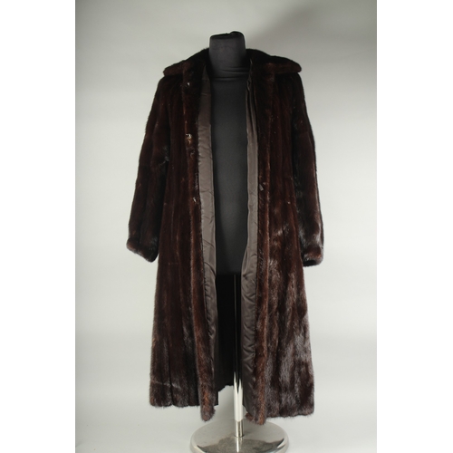 1242 - A LADIES FULL LENGTH MINK FUR COAT.  CHARLES MOSS FURS. Cost £6000 new.