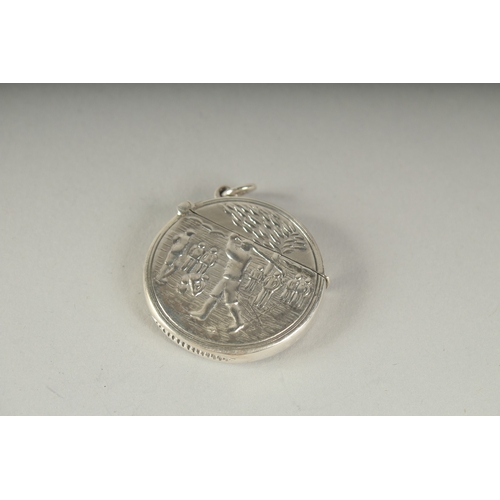 1299 - A SILVER GOLFING CIRCULAR VESTA CASE. 3.5cm.