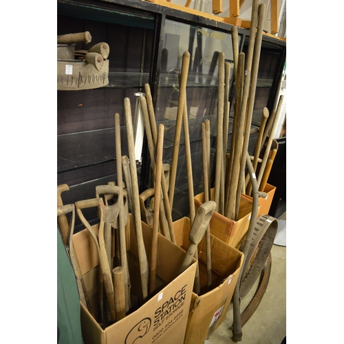 170 - A large quantity of old gardening and other tools.