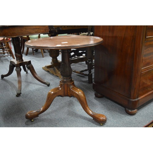 321 - A mahogany circular tripod table (the base of a dumb waiter).