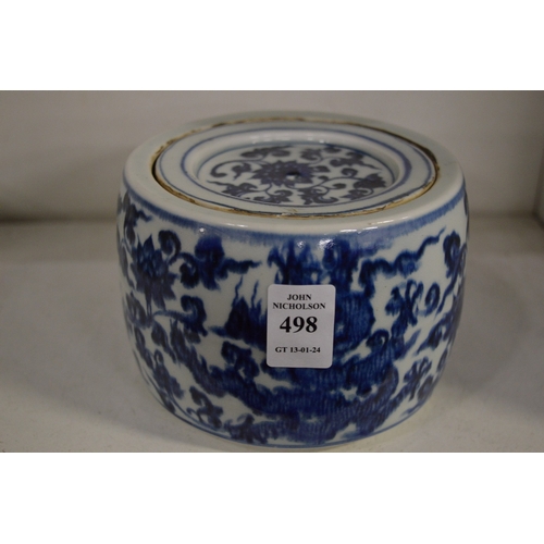 498 - A Chinese blue and white circular box and cover.