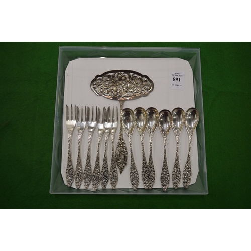 891 - A set of six Continental silver spoons with matching forks and a serving spoon.