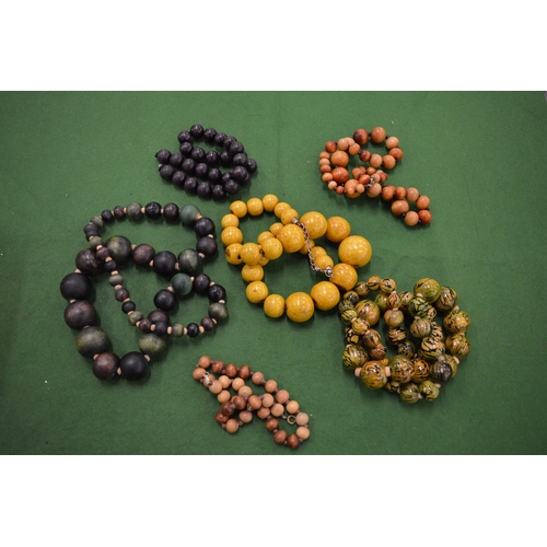 939 - Decorative bead necklaces.