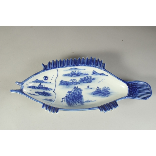 118 - TWO CHINESE BLUE AND WHITE PORCELAIN DISHES, together with a cylindrical vase, (3).