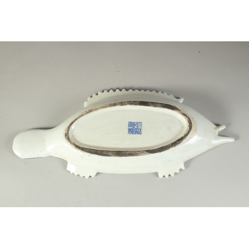 118 - TWO CHINESE BLUE AND WHITE PORCELAIN DISHES, together with a cylindrical vase, (3).
