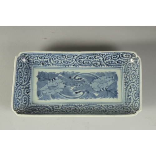 118 - TWO CHINESE BLUE AND WHITE PORCELAIN DISHES, together with a cylindrical vase, (3).