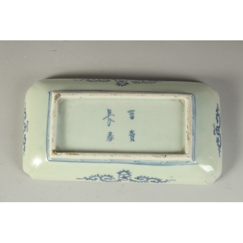 118 - TWO CHINESE BLUE AND WHITE PORCELAIN DISHES, together with a cylindrical vase, (3).