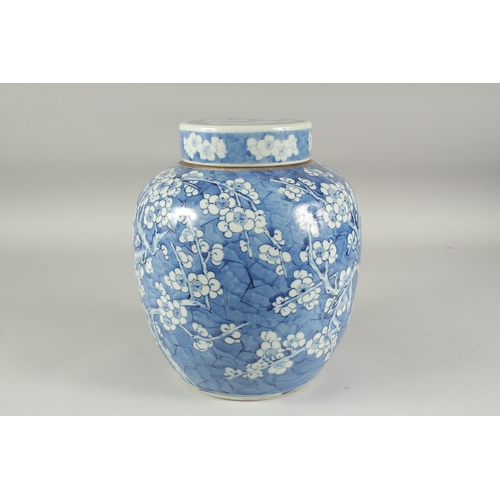 61 - A LARGE CHINESE BLUE AND WHITE PORCELAIN PRUNUS JAR AND COVER, 28.5cm high.