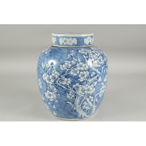 61 - A LARGE CHINESE BLUE AND WHITE PORCELAIN PRUNUS JAR AND COVER, 28.5cm high.