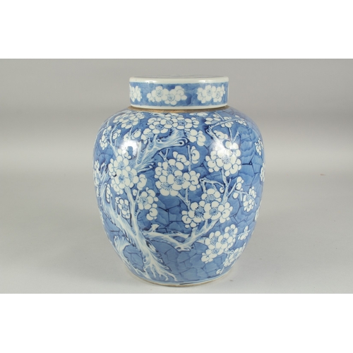61 - A LARGE CHINESE BLUE AND WHITE PORCELAIN PRUNUS JAR AND COVER, 28.5cm high.