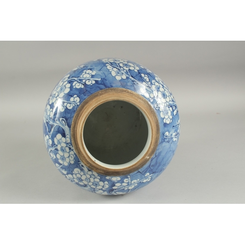 61 - A LARGE CHINESE BLUE AND WHITE PORCELAIN PRUNUS JAR AND COVER, 28.5cm high.