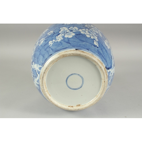 61 - A LARGE CHINESE BLUE AND WHITE PORCELAIN PRUNUS JAR AND COVER, 28.5cm high.