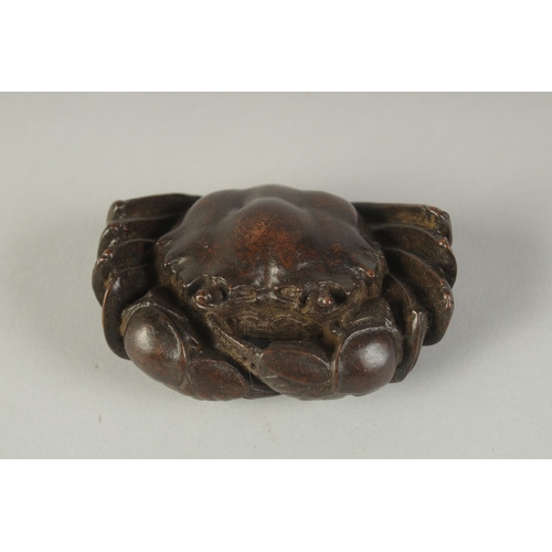 65 - A JAPANESE BRONZE OKIMONO OF A CRAB, 7cm wide.