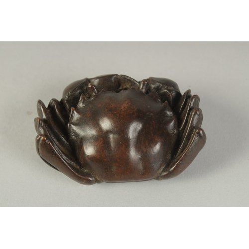 65 - A JAPANESE BRONZE OKIMONO OF A CRAB, 7cm wide.