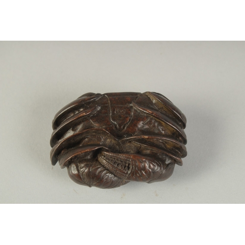 65 - A JAPANESE BRONZE OKIMONO OF A CRAB, 7cm wide.