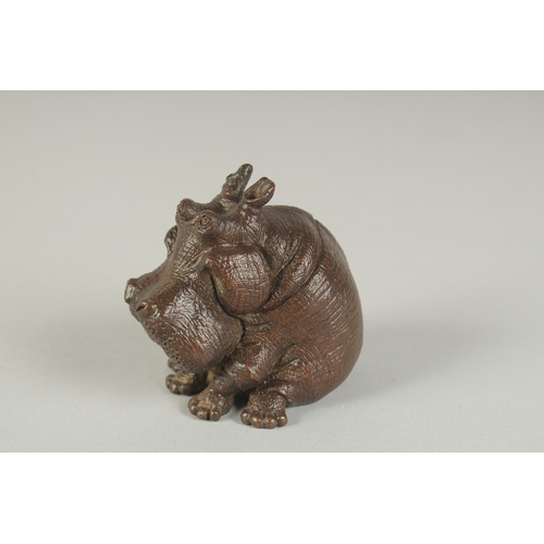 79 - A JAPANESE BRONZE OKIMONO OF A HIPPOPOTAMUS, 6.5cm high.
