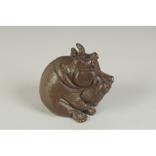 79 - A JAPANESE BRONZE OKIMONO OF A HIPPOPOTAMUS, 6.5cm high.