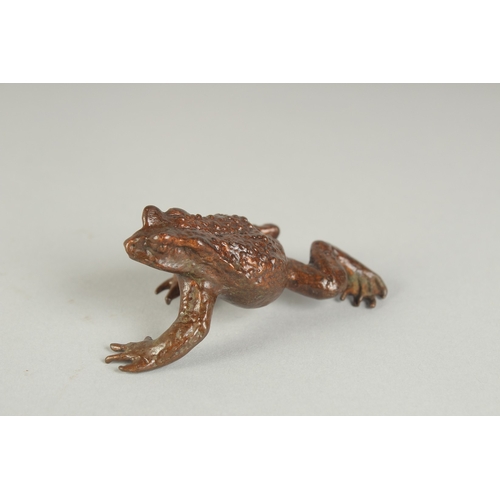 81 - A JAPANESE BRONZE OKIMONO OF A FROG, 7cm long.