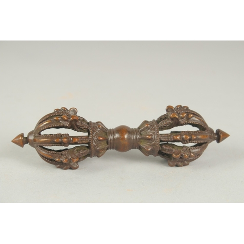 85 - A TIBETAN BRONZE VAJRA, 14.5cm long.