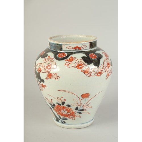 98 - A JAPANESE EDO PERIOD IMARI PORCELAIN VASE, 17cm high.