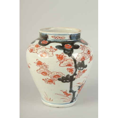 98 - A JAPANESE EDO PERIOD IMARI PORCELAIN VASE, 17cm high.