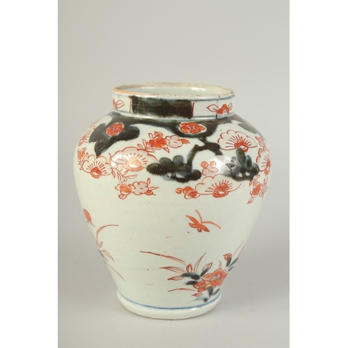 98 - A JAPANESE EDO PERIOD IMARI PORCELAIN VASE, 17cm high.