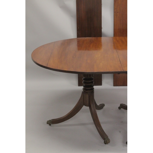 1023 - A GEORGIAN MAHOGANY 'D' END DOUBLE PILLAR DINING TABLE with two loose leaves, plain top, reeded edge... 