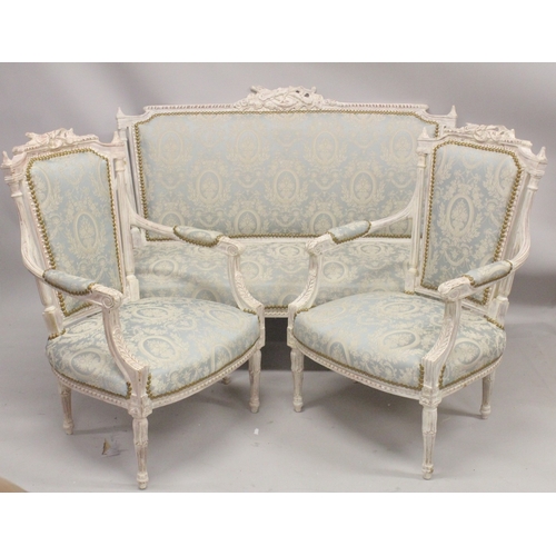 1028 - A GOOD WHITE PAINTED THREE PIECE FRENCH SOFA SET with padded back and seat, comprising: sofa, 5ft lo... 