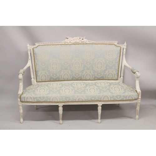 1028 - A GOOD WHITE PAINTED THREE PIECE FRENCH SOFA SET with padded back and seat, comprising: sofa, 5ft lo... 