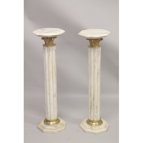 1040 - A GOOD PAIR OF WHITE MARBLE CLUSTER COLUMNS with octagonal tops and bases. 3ft 4ins high.