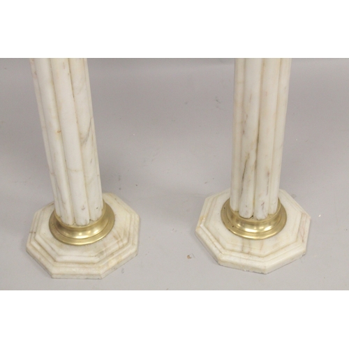 1040 - A GOOD PAIR OF WHITE MARBLE CLUSTER COLUMNS with octagonal tops and bases. 3ft 4ins high.