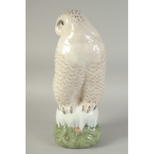 1125 - A LARGE COPENHAGEN PORCELAIN SNOWY OWL. No.1829 16ins high.