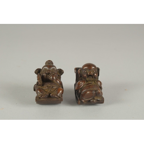 1167 - A GOOD PAIR OF JAPANESE BRONZE PIGS. 1.5ins