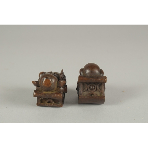 1167 - A GOOD PAIR OF JAPANESE BRONZE PIGS. 1.5ins